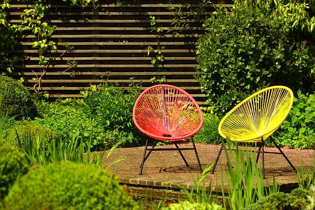 Wunderschöne Terrasse mit bunten Stühlen
