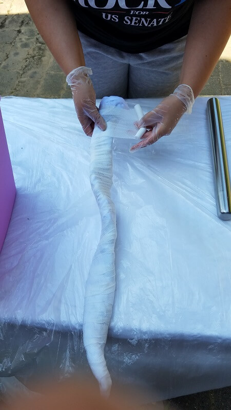 Eine Wurst rollen